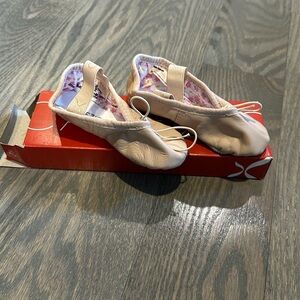 Capezio toddler girls ballet shoes never worn
